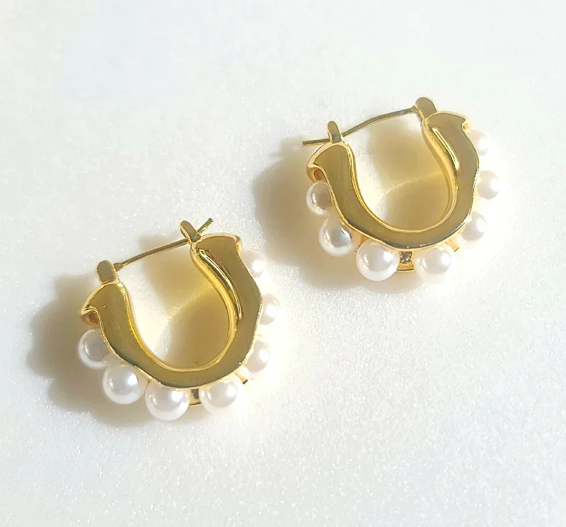 Spiral wire earrings-Pearlcore Huggie Hoop Earrings