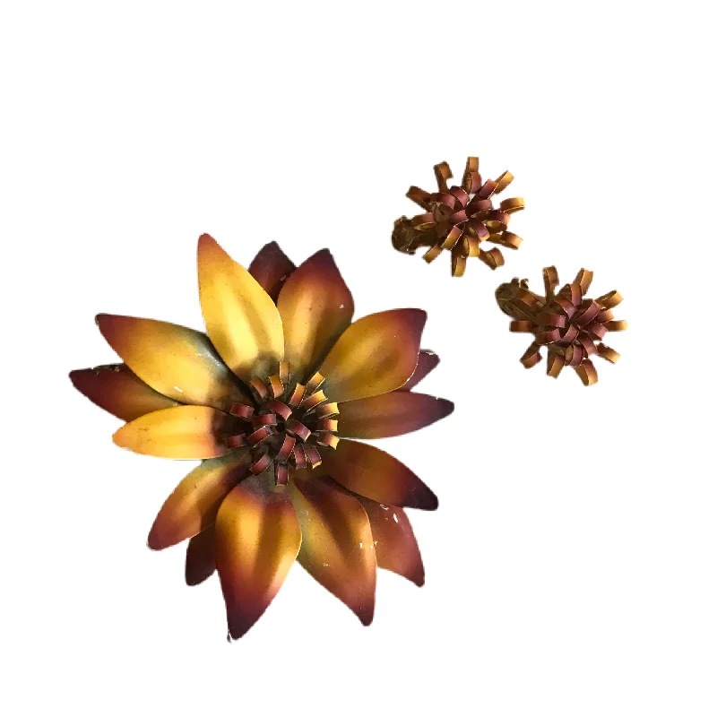 Sharp pin brooches-Sunset Ombre Hued Metal Daisy Flower Brooch & Clip Earrings Demi Set circa 1960s