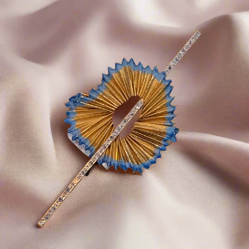 Brushed gold brooches-Brooch in 18k gold, white and yellow gold decorated with diamonds, pencil sharpener design brooch