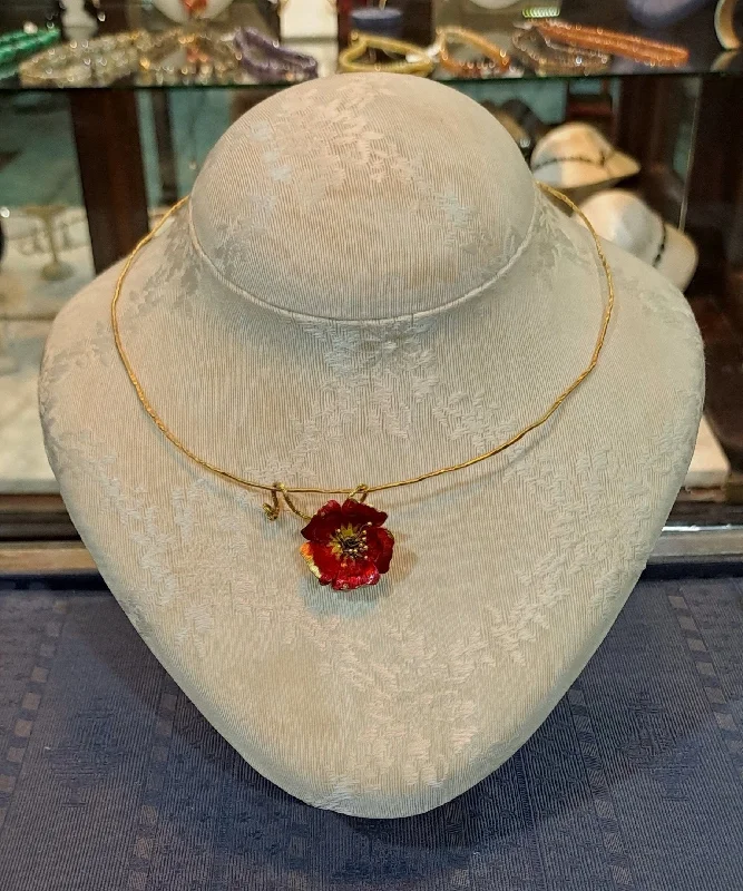 High-end diamond necklaces-Necklace in 18k gold and a flower pendant with enamel