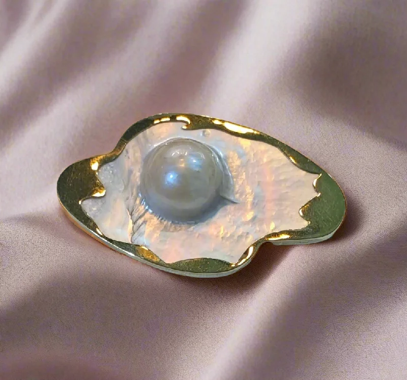 Diamond accent brooches-Brooch in 18k gold, Mabe pearl with a Mother of Pearl, centered in 18k gold, one of a kind, handmade