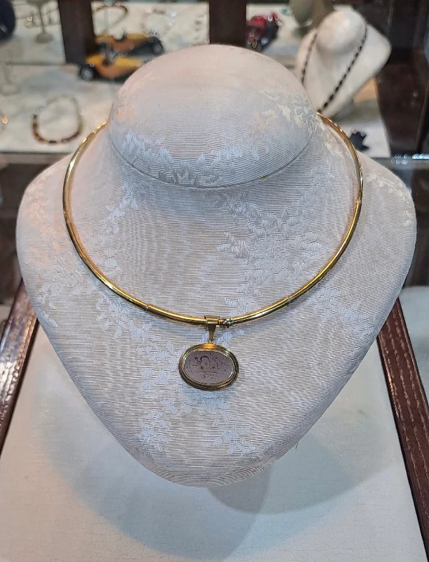 Twist knot necklaces-Necklace in 14k gold with a seal stone on a chalcedony